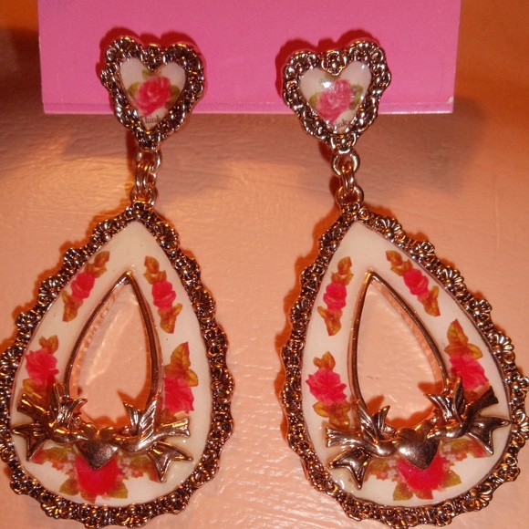 Betsey Johnson Jewelry - BETSEY JOHNSON ROSE BIRD VINTAGE VICTORIAN EARRING Betsey Johnson Jewelry - BETSEY JOHNSON ROSE BIRD VINTAGE VICTORIAN EARRING